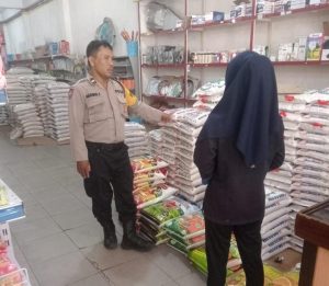Patroli Bhabinkamtibmas Polsek Perdagangan Pastikan Stok dan Harga Sembako Stabil