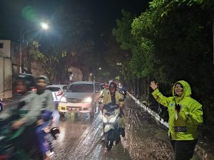 Meski Hujan Dan Kondisi Banjir,Kasat Lantas Polres Pematangsiantar Gatur Arus Lalin