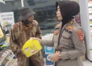 Pemulung Urung Belanja Susu Anak Karena Tak Cukup Uang, Tak Menyangka Ditolong Polwan Baik Hati