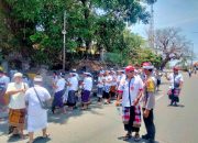 Bhabinkamtibmas Kelurahan Gilimanuk Bersinergi dengan Umat Hindu dalam Kegiatan Piodalan di Pura Puseh
