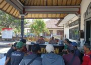 Kapolsek Kawasan Pelabuhan Gilimanuk Bagikan Kaos Dan Senter Untuk Linmas Sebagai Bentuk Apresiasi