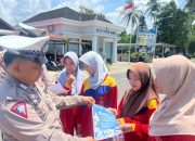 Polres Pesisir Barat bagikan brosur tertib berlalu lintas ke pelajar