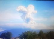 Gunung Marapi Sumbar erupsi setinggi 1.000 meter diiringi dentuman