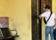 Petugas bawa koper ke ruang Tipidkor terkait OTT KPK di Kalsel