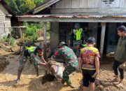 TNI bantu bersihkan material banjir bandang di rumah warga Aceh Tengah