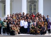 Jokowi ajak pegawai hingga wartawan foto bersama jelang purnatugas