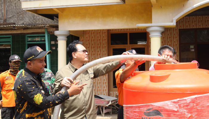 Hadapi Kekeringan Pjs. Bupati Blitar Bersama BPBD Lakukan Pendistribusian Air Bersih di Desa Dawuhan Kademangan
