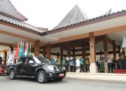 Disambut Meriah, Kirab Pataka Jer Basuki Mawa Beya Tiba Di Kabupaten Blitar