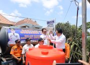 Hadapi Kekeringan Pjs. Bupati Blitar Bersama BPBD Lakukan Pendistribusian Air Bersih di Desa Sumberkembar, Kecamatan Binangun