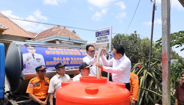Hadapi Kekeringan Pjs. Bupati Blitar Bersama BPBD Lakukan Pendistribusian Air Bersih di Desa Sumberkembar, Kecamatan Binangun