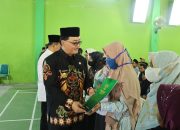 Pjs. Bupati Blitar Pentasyarufan Bantuan Dari Baznas Kabupaten Blitar Di Desa Bagelan  Kecamatan Srengat