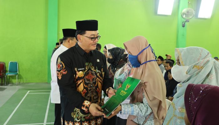 Pjs. Bupati Blitar Pentasyarufan Bantuan Dari Baznas Kabupaten Blitar Di Desa Bagelan  Kecamatan Srengat