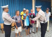 Polresta Palangka Raya bagikan helm SNI gratis kepada warga