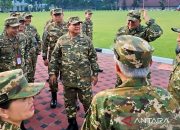 Anggota kabinet dibangunkan terompet selama retreat di Magelang