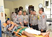 Kapolda Maluku jenguk personel terluka saat kawal logistik Pilkada
