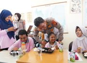 Karo SDM Polda Sumsel Memberi Makan Bergizi Sehat untuk Siswa Siswi YPAC