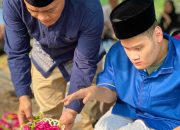 Ziarah ke Makam Istri Bareng Anaknya, Ahmad Luthfi Kenang Pesan Jaga Amanah