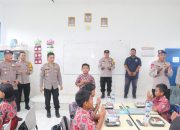 Kabidkum Polda Sumsel Gelar Program Makan Siang Bergizi di SD 36 Kec. IB II