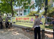 Anggota Satlantas Polres Batu Lakukan Pemetaan dan Pasang Spanduk di Lokasi Rawan Kecelakaan dan Bencana Demi Keselamatan Masyarakat