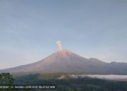 Gunung Semeru beberapa kali erupsi disertai letusan hingga 1 km