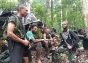 Prajurit Kodim 1811/TW jalan kaki tiga hari kawal logistik Kampung Oya