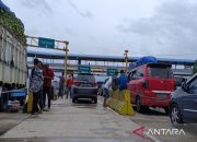 Pelabuhan Bakauheni dipadati antrean kendaraan dampak cuaca buruk