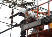 PLN UPT Cirebon Tingkatkan Keandalan Listrik dengan Penggantian Peralatan di 85 Tower Transmisi