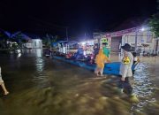 Tim gabungan Pasaman Barat evakuasi korban banjir gunakan perahu