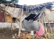 Kapolsek Kawasan Pelabuhan Gilimanuk Laksanakan Giat Tali Kasih, Bantu Warga yang Rumahnya Roboh Akibat Kayu Lapuk