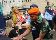 Wing Komando Kopasgat bagikan paket sembako dan makanan kepada warga