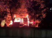 Lapak rongsok di Pasar Rebo Jaktim terbakar akibat ledakan motor bekas