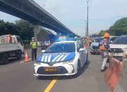 Petugas perpanjang contraflow di jalan Tol Jakarta-Cikampek