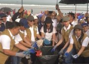 Empat menteri terjun bersihkan sampah kiriman di Pantai Kuta Bali
