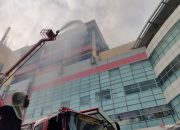 Pemadaman kebakaran Glodok Plaza masih berlangsung