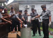 Rutan Kraksaan Probolinggo musnahkan barang bukti hasil penggeledahan