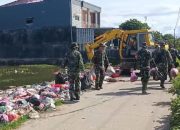 TNI dan Pemkot Serang angkut tumpukan sampah di sepanjang jalan