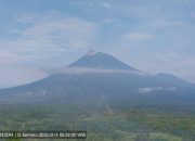 Gunung Semeru erupsi enam kali pada Selasa pagi