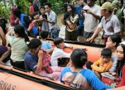 Puluhan warga dievakuasi akibat banjir di Lombok Barat