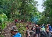BPBD dan TNI/Polri Situbondo gotong royong bersihkan tanah longsor