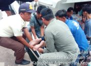 Polisi dan warga evakuasi penumpang kapal yang cedera akibat ombak
