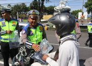 Polres Magelang Kota ajak tertib berlalu lintas dengan berikan hadiah