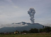 Gunung Marapi erupsi dengan tinggi abu vulkanik 1.200 meter