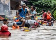Warga temukan anak yang terseret arus Kali Ciliwung di dekat rumahnya