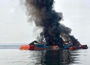 Kapal tugboat dan tongkang terbakar di perairan laut utara Lamongan