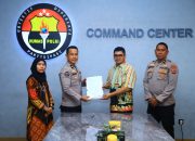 Bidhumas Polda Sumsel Terima Hibah Lensa Kamera Tele dari Divisi Humas Polri