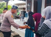 Polsek Gilimanuk Bersama NU Bagikan Takjil di Lingkungan Arum Gilimanuk