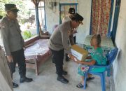 Kapolsek Gilimanuk Dampingi Lurah Serahkan Bantuan Talikasih di Lingkungan Arum Barat