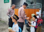 TAKJIL UNTUK ANAK SANTRI TPQ RAUDHATUL QUR’AN OLEH KAPOLSEK GILIMANUK