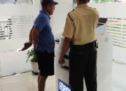 Ramah dan Sigap, Satpam BRI KC Fatmawati Bantu Nasabah Gunakan Digital CS