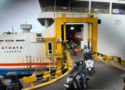 Pemudik motor dari Merak masih terus berdatangan di Bakauheni pada H-2